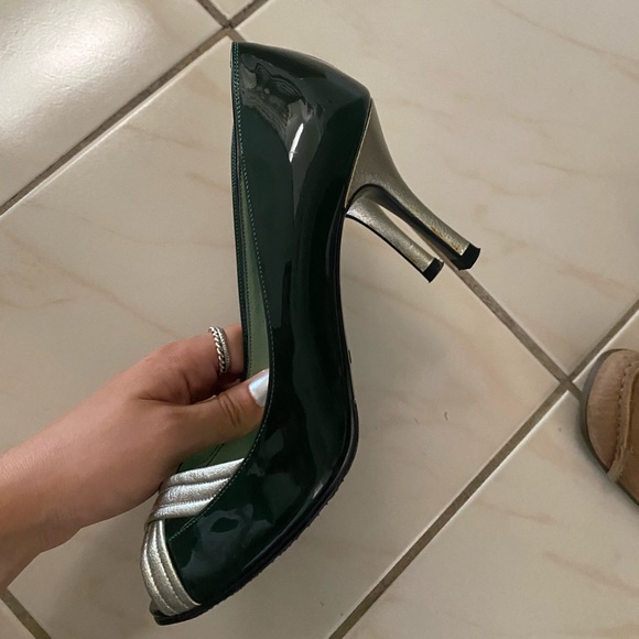 Green enamel faux leather heels with silver cross detail - Picture 2 of 2